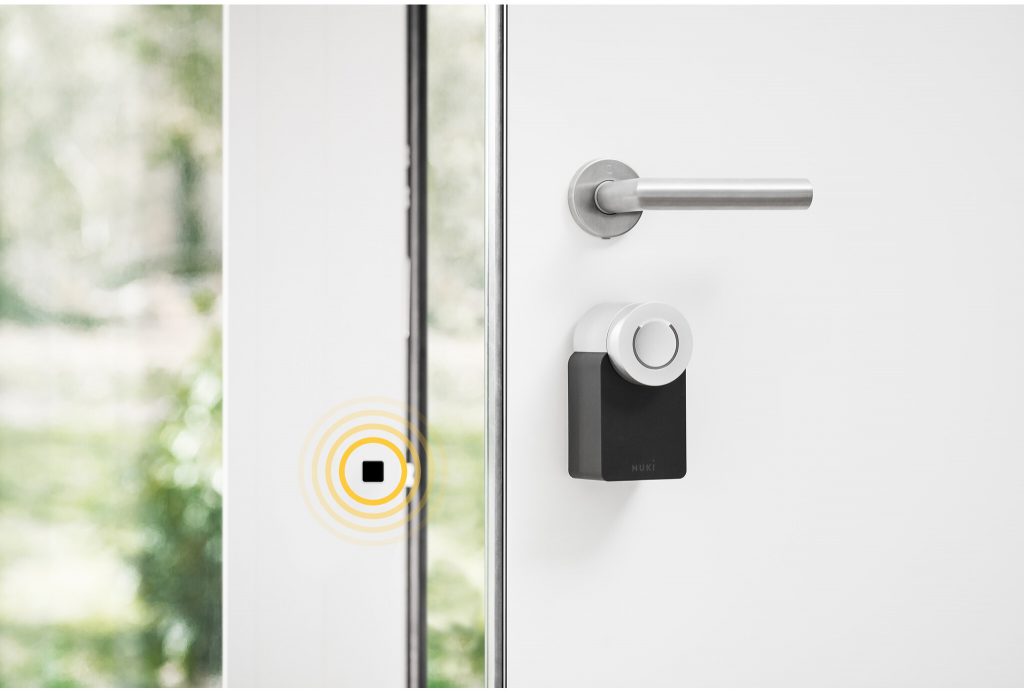 Nuki Opener an der Tür in Verbindung mit der Nuki Smart Lock 2.0