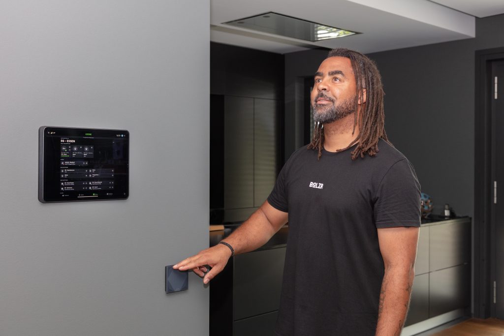 Patrick Owomoyela im Smart Home
