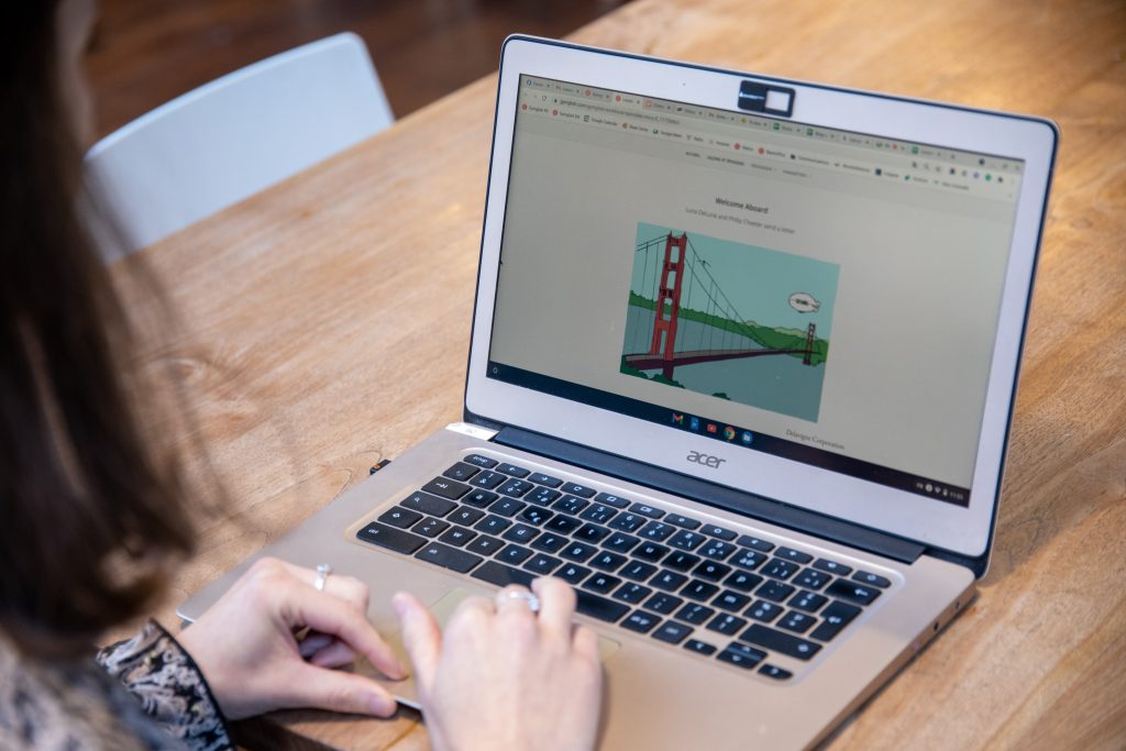 Frau am Computer - Sprachkurs